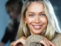 Брежнева показала, как она в коротких шортах украсила новогоднюю елку