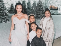 Кім Кардаш'ян запостила фото з різдвяної вечірки з усіма чотирма дітьми