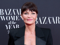 Бывшая Ди Каприо отпраздновала 55-летие прыжком в ледяное озеро в купальнике