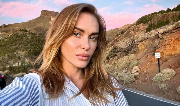 С дредами и ярким макияжем: Каминская показала фото из выпускного альбома