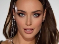 Мишина показала горячий фотосет в платье с открытым низом груди