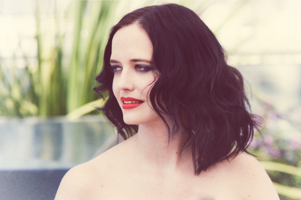 «Девушка Бонда» Ева Грин напомнила миру о войне в Украине, снявшись в платке UNITED24 и OLIZ