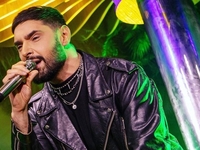 Козловский празднует 20-летие на сцене: певец поделился архивными кадрами