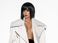 Анна Тринчер показала пикантные фото в кружевных колготах и пальто на голую грудь