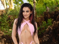 "Самый длинный отпуск": Тринчер показалась в купальнике и сообщила об отдыхе