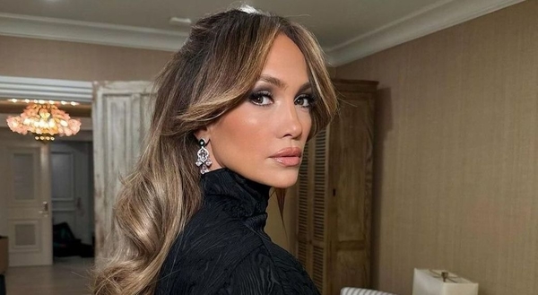 Дженнифер Лопес показала горячие обложки для винила с декольте до пупка