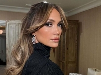 Дженнифер Лопес показала горячие обложки для винила с декольте до пупка