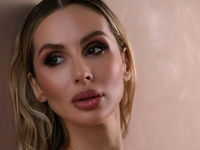 "Ни грамма косметики": Лободу в зеленом купальнике захейтили за язык и ретушь