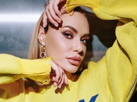 Каминская показалась в ярком платье с декольте на закате на Тенерифе