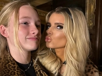 Сімпсон в обтислому комбінезоні з пуш-апом і леопарді показалася з донькою