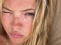 Дочка Кейт Мосс показала себе в дитинстві на руках матері й привітала її