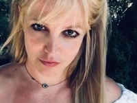 "Приземлилась во Французской Полинезии": Спирс снялась полностью голой на пляже