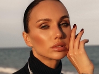 "Законно так выглядеть после родов?": Варлей показалась в купальнике с младенцем