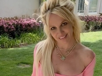 Бритни Спирс запретили посещать отель из-за отдыха топлес у бассейна