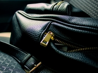 Под любой гардероб: как выбрать классический городской рюкзак