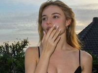 Василенко показала голышом следы от загара на ягодицах