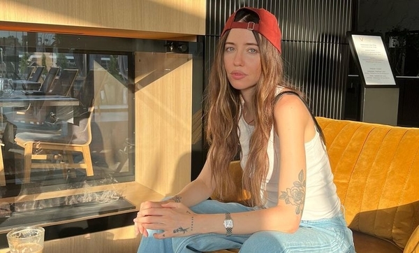 «Іноді хочеться побути леді»: Дорофєєва знялася у червоній сукні з відвертим вирізом