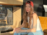 «Іноді хочеться побути леді»: Дорофєєва знялася у червоній сукні з відвертим вирізом