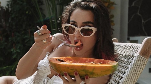 Трінчер показала, як у мереживній білизні ласувала папаєю на шезлонгу