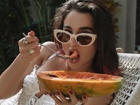 Трінчер показала, як у мереживній білизні ласувала папаєю на шезлонгу