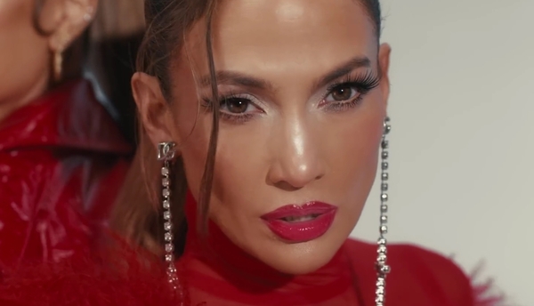 Джей Ло представила кліп з пекучими образами в білизні