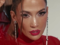 Джей Ло представила кліп з пекучими образами в білизні