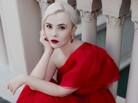 Міка Ньютон згадала про свою боротьбу з раком та показала фото з лікарні