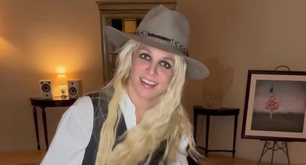 Брітні Спірс показалася в спальні топлес у жовтій мереживній білизні