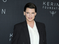 Лінда Євангеліста засвітила на обкладинці глянцю шрами після лікування раку грудей