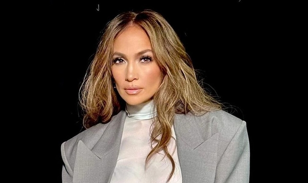 Джей Ло потішила публіку кадрами в приталеній сукні з квіткою між грудьми