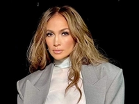 Джей Ло потішила публіку кадрами в приталеній сукні з квіткою між грудьми