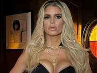 Джессіка Сімпсон показалася в обтислій сукні, що підкреслює бюст