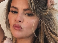 Селена Гомез показала фото с "лучшим длугом", который ее целует и берет за грудь