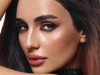 Тринчер показала пьянящие фото в платье-сетке и посоветовала развивать черту