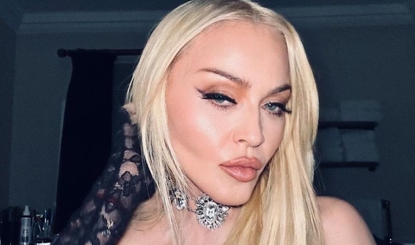 Мадонна ловко выкрутилась после нелепого падения на сцене с танцором