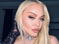 Мадонна ловко выкрутилась после нелепого падения на сцене с танцором