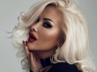 "Невероятная госпожа": Бужинская снялась в эффектных платьях с декольте