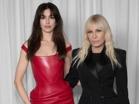 Хэтэуэй показала посиделки с Версаче и вспомнила Гагу