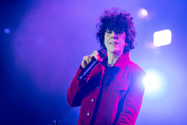 LP похвасталась подарком от фанов с российских триколором и обратилась к украинским беженцам