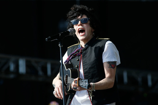 Певица LP публично извинилась перед украинцами за фото в худи с российским флагом