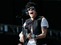 Певица LP публично извинилась перед украинцами за фото в худи с российским флагом