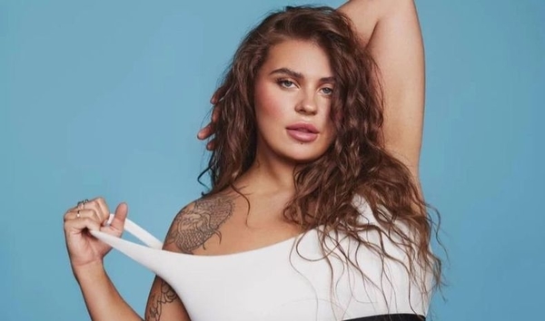 Солистка KAZKA Зарицкая похвасталась новым тату на спине