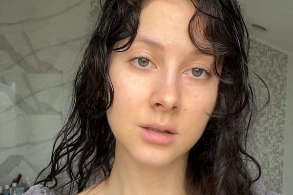 Экс-виагрянка Коржевникова поразила публику пением а капелла в махровом халате