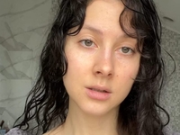 Экс-виагрянка Коржевникова поразила публику пением а капелла в махровом халате