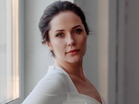 Звезда Крепостной в облегающем комбинезоне поведала о мечте стать балериной