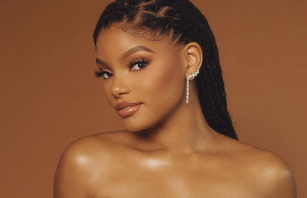 Звезда Русалочки отдельно показалась в откровенном бра из нового видео