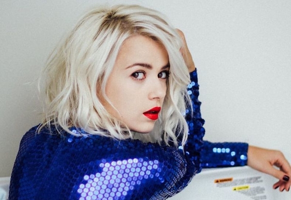 Мика Ньютон поделилась архивным кадром со съемки для мужского журнала