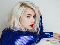 Мика Ньютон поделилась архивным кадром со съемки для мужского журнала