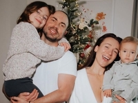 Жена Бєднякова поздравила ведущего с 38-летием, опубликовав его голое фото