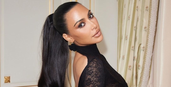 Ким Кардашьян оубликовала "послание эксу" в шубе на голую грудь